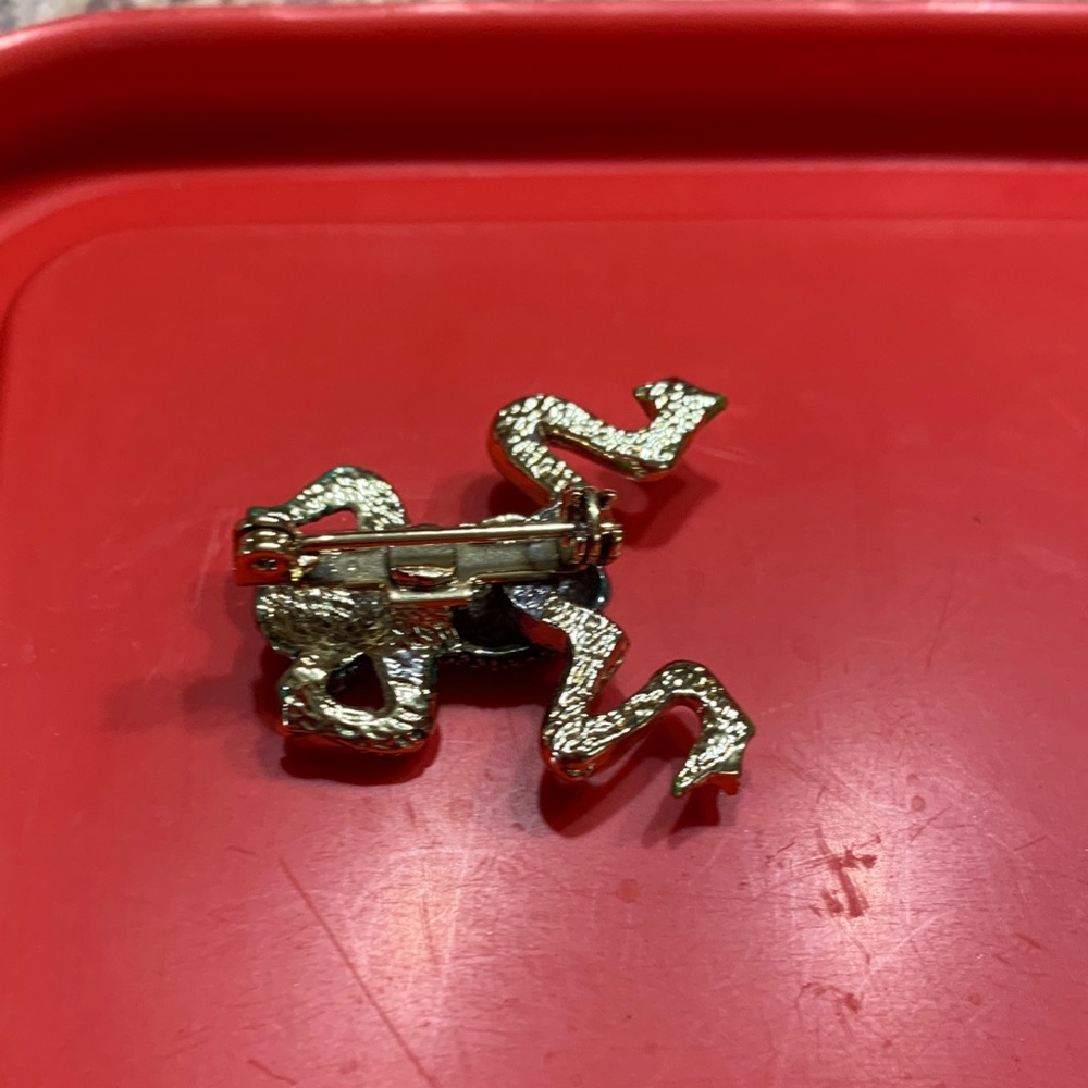 Elegant Green Frog Brooch - Picture 4 of 6